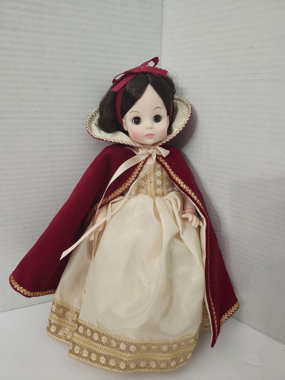 Vintage Madame Alexander Snow White Doll Velvet Cape Sleep Eyes Multi Layer